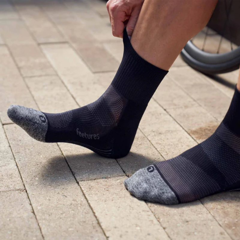 Feetures Elite Ultralight Quarter Socks  Black-2